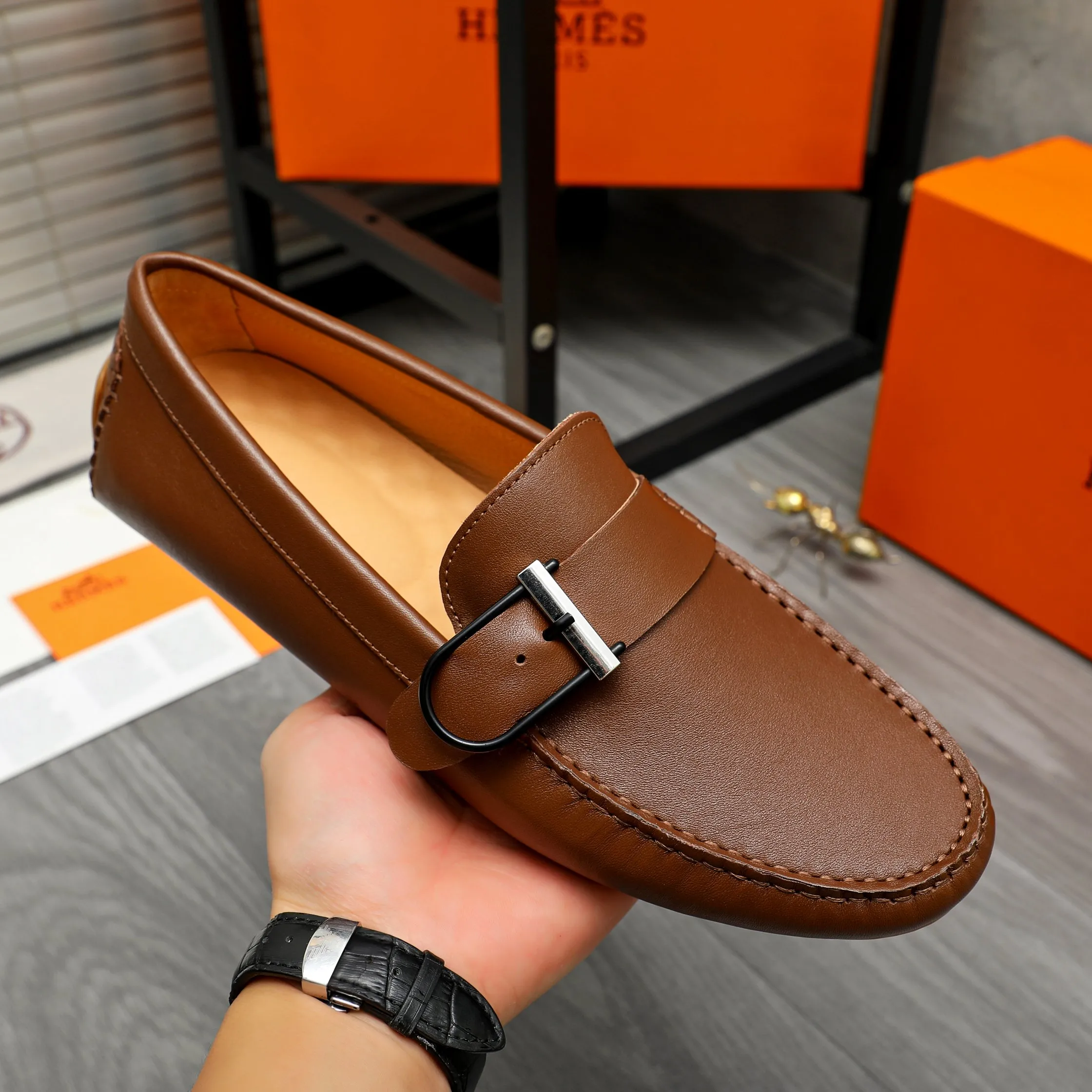 P380 Product trademark: HERMES "Hermes" casual slip-on men's shoes. Regular size: 38-44 Product material: Selected small pebbled cowhide upper, pigskin lining, rubber outsole
